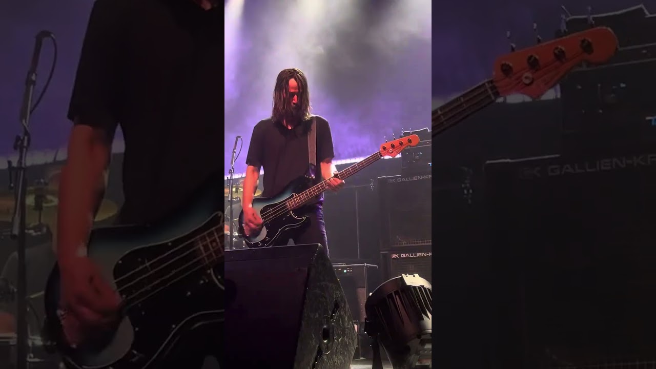 Keanu Reeves and Dogstar covering Ramones’ “I wanna be sedated”🎸