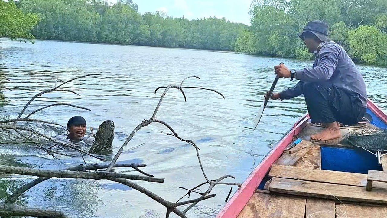 NEKAT MENYELAM DI SUNGAI HABITAT BUAYA DEMI MENYELEMATKAN IKAN YANG TENGGELAM