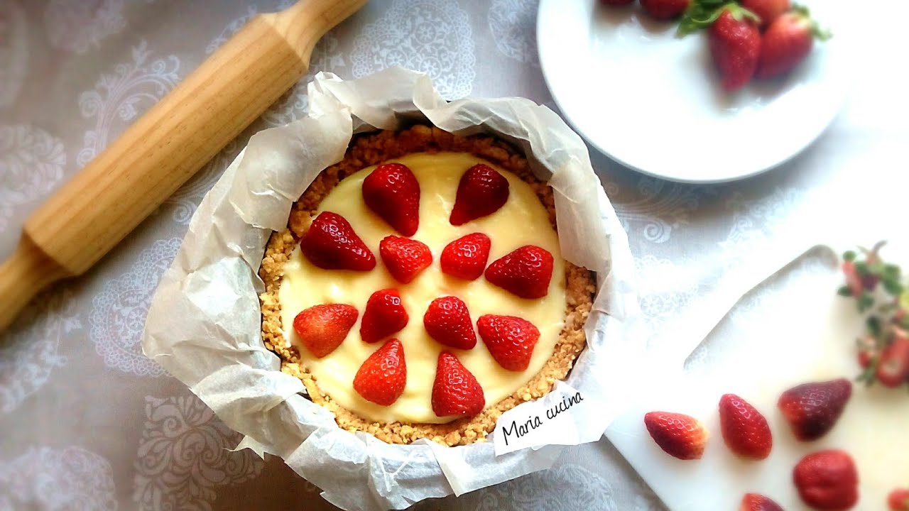 Torta fredda con crema pasticcera e fragole e base di biscotti