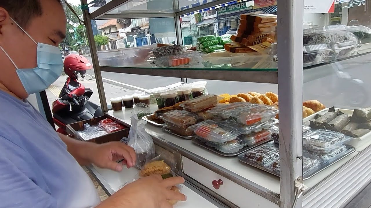 DARI LULUS KULIAH LANGSUNG JUALAN KUE !!! PENGALAMAN 25 TAHUN - INDONESIAN STREET FOOD