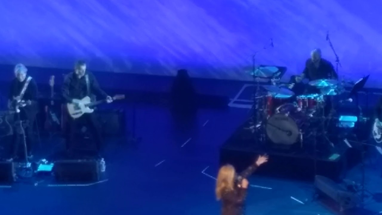Sylvie Vartan chante Johnny Hallyday-Grand Rex-Ouverture du show (23.10.2019)