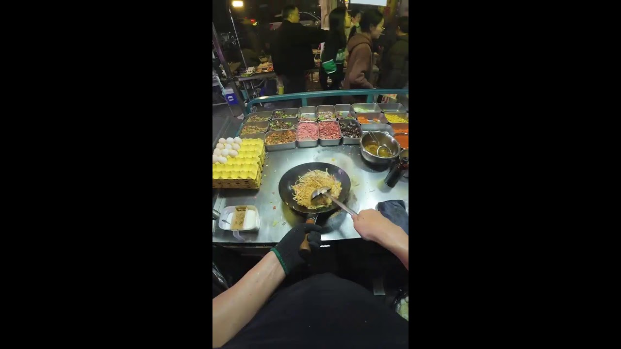 Enjoying delicious food - 纵览美食直播