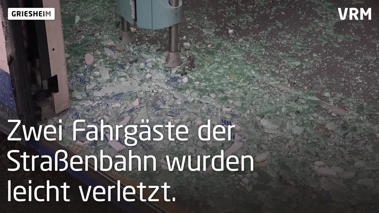 Schwerer Stra&szlig;enbahnunfall in Griesheim