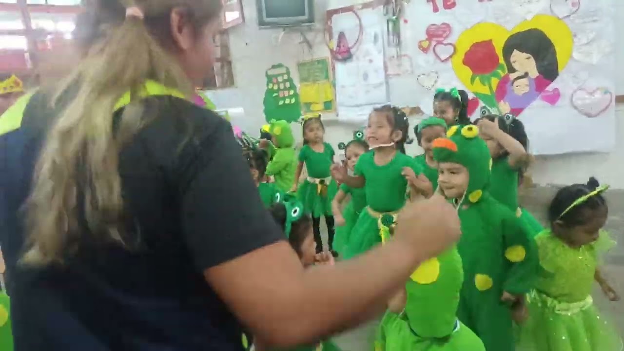 Nancy de 3 añitos en su colegio Bailando Por el Dia de la Madre