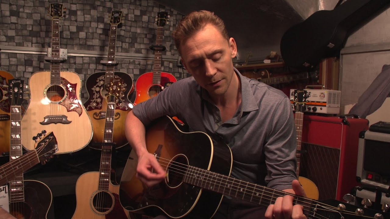 [HD] Tom Hiddleston sings Hank Williams in a London guitar shop