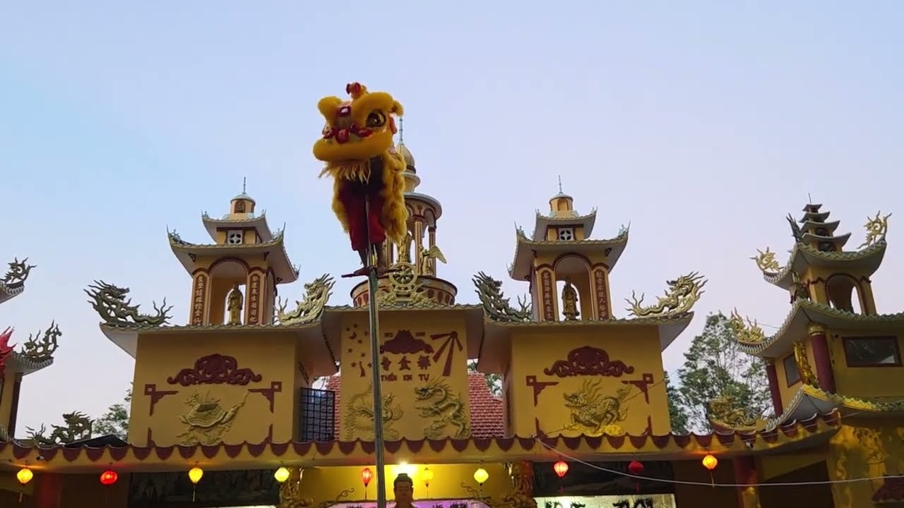 Múa lân Sang trọng: lân múa trụ đẹp mắt ở chùa Thiền Kim 