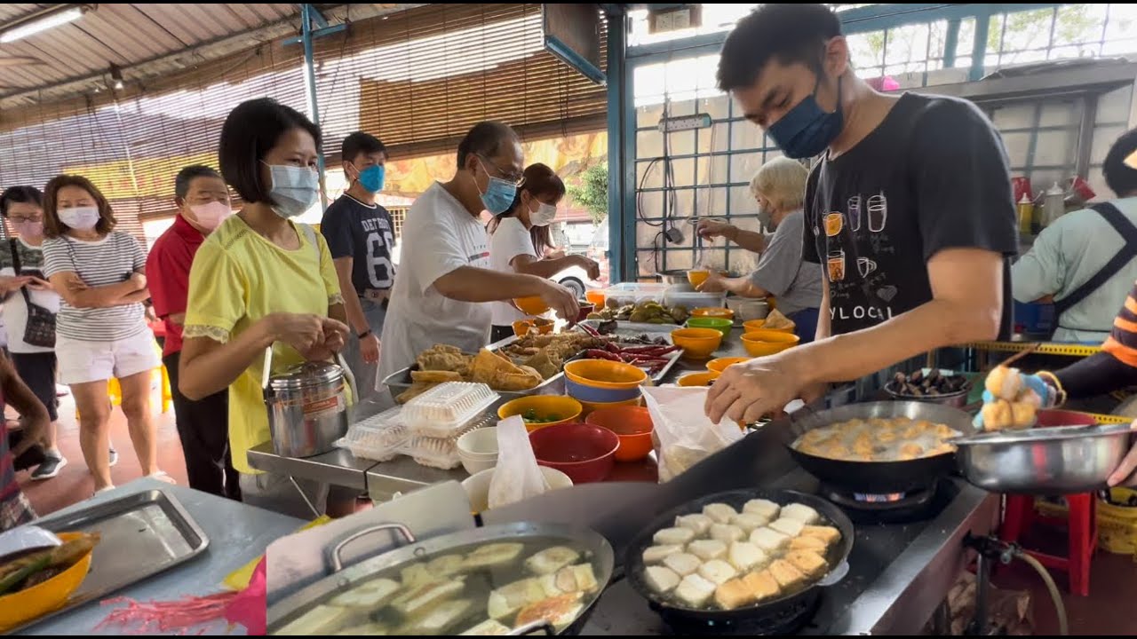 雪州Ampang一家老字号酿豆腐，以马鲛鱼肉做馅料，一大块才1.5元，便宜实惠，顾客多到都沒位置坐，味道鲜香味美……