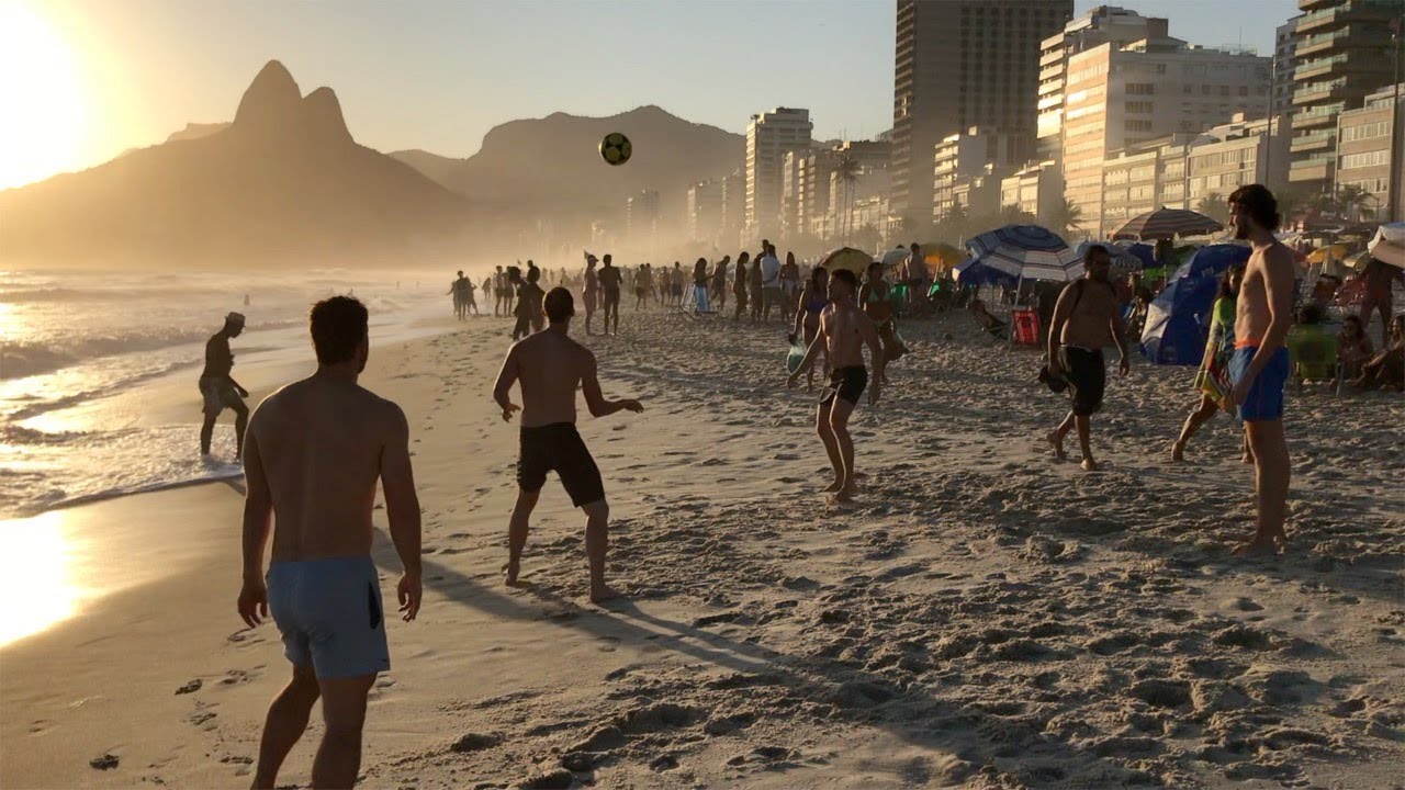 FUTEVôLEI E FUTEBOL NA PRAIA DE IPANEMA, RIO DE JANEIRO 🇧🇷