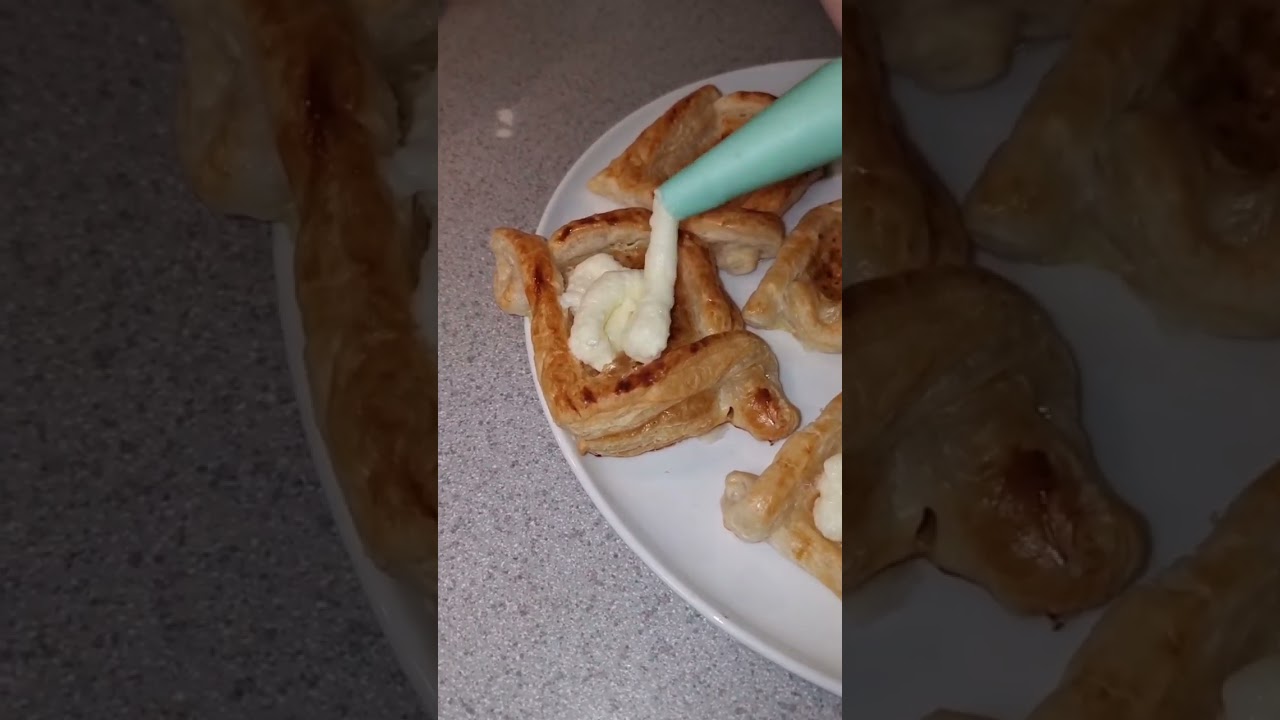 Bare almindelig butterdej og flydende creme. #amazing #denmark #family #asmr