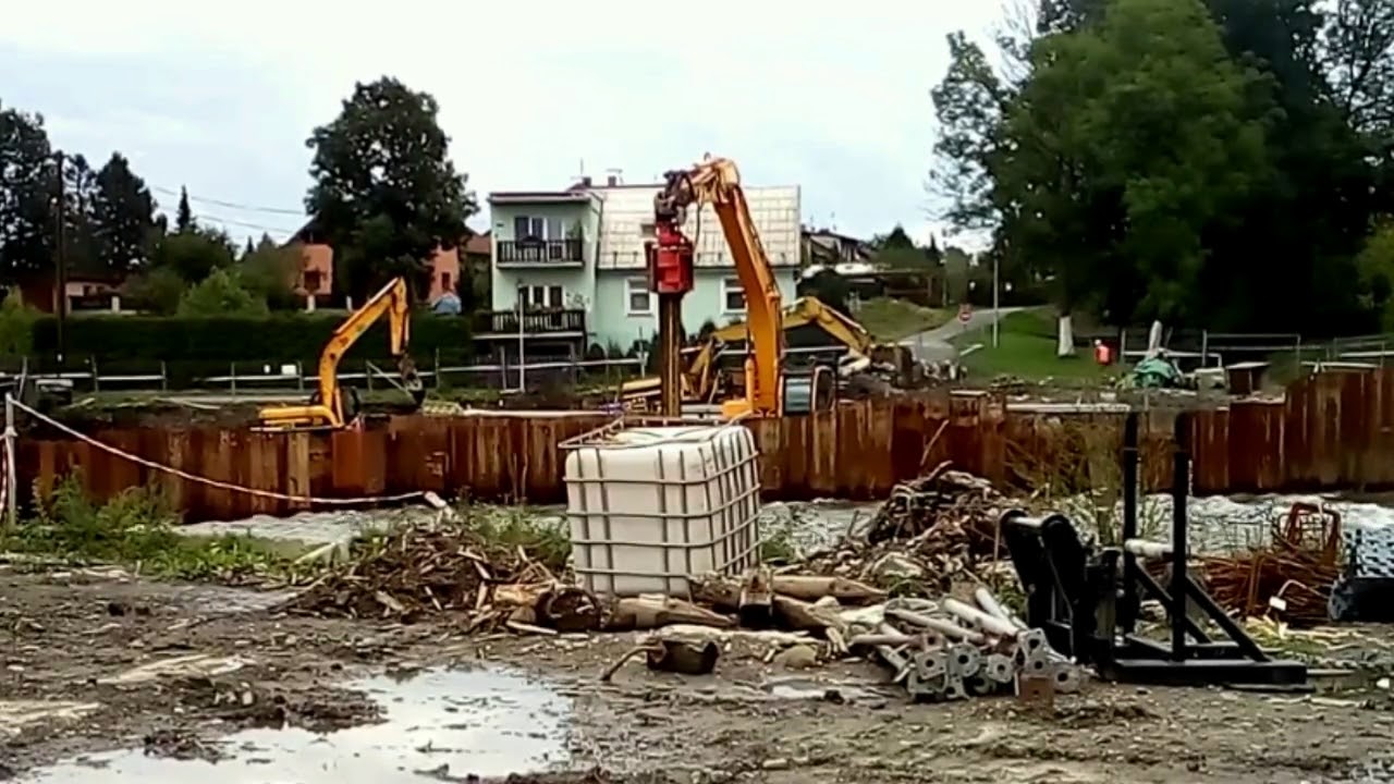Zapouštění štětovnic na Ostravici