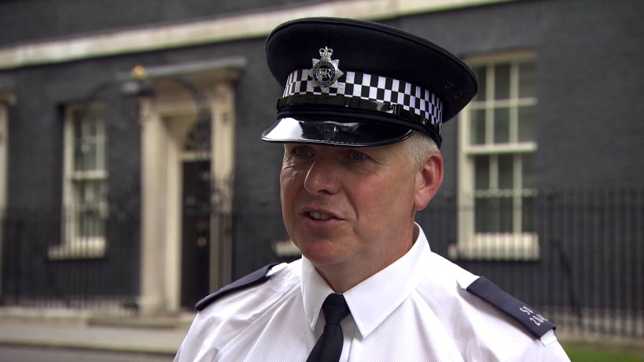 Off-duty police officer confronts knife wielding man - Police Bravery Awards 2016
