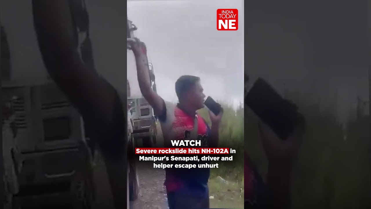 В штате Манипур в округе Сенапати на трассе NH 102A произошел сильный камнепад, водитель и помощн...