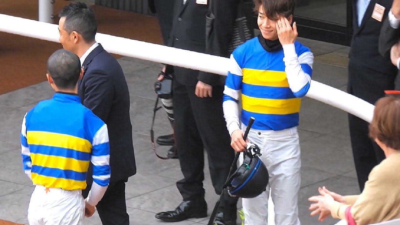【パドック🐴でのひとコマ❗❗😲 ベテラン松山弘平騎手とルーキー森田誠也騎手が揃ってオーナーにあいさつ😊 他、坂井瑠星騎手 吉村誠之助騎手 鮫島克駿騎手も❗】