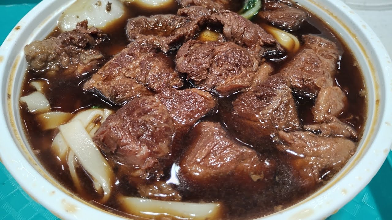 2026年2月26日星期四下午2時25分/梁清祥獨自一人在活力商埸美食中心泰山小炒享用小碗紅燒牛肉麵$10.50+税