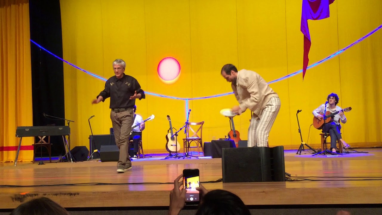 Moreno e Caetano Veloso dançando em João Pessoa, 2018