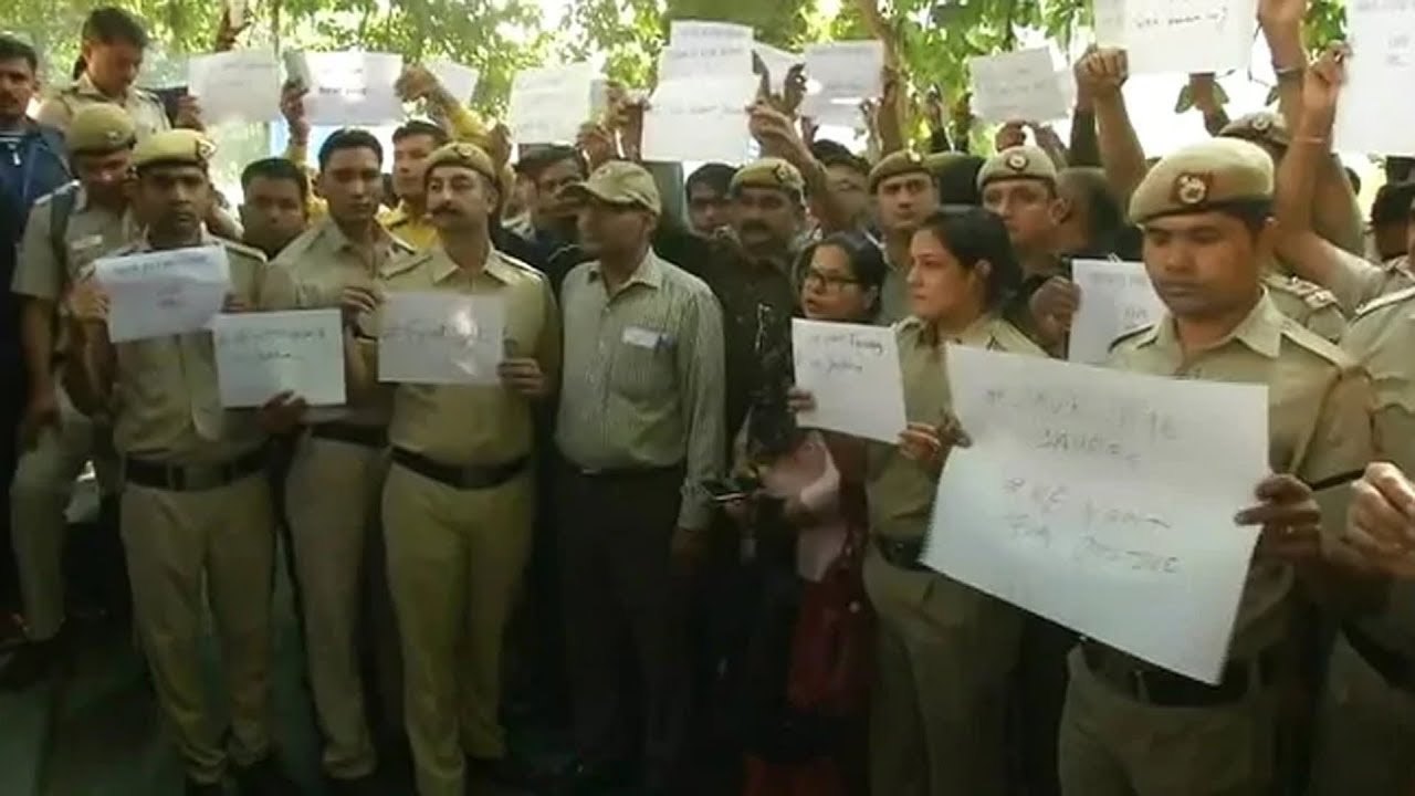 Delhi Police vs Lawyers | Protesters demand removal of security from courts | Sakshi TV