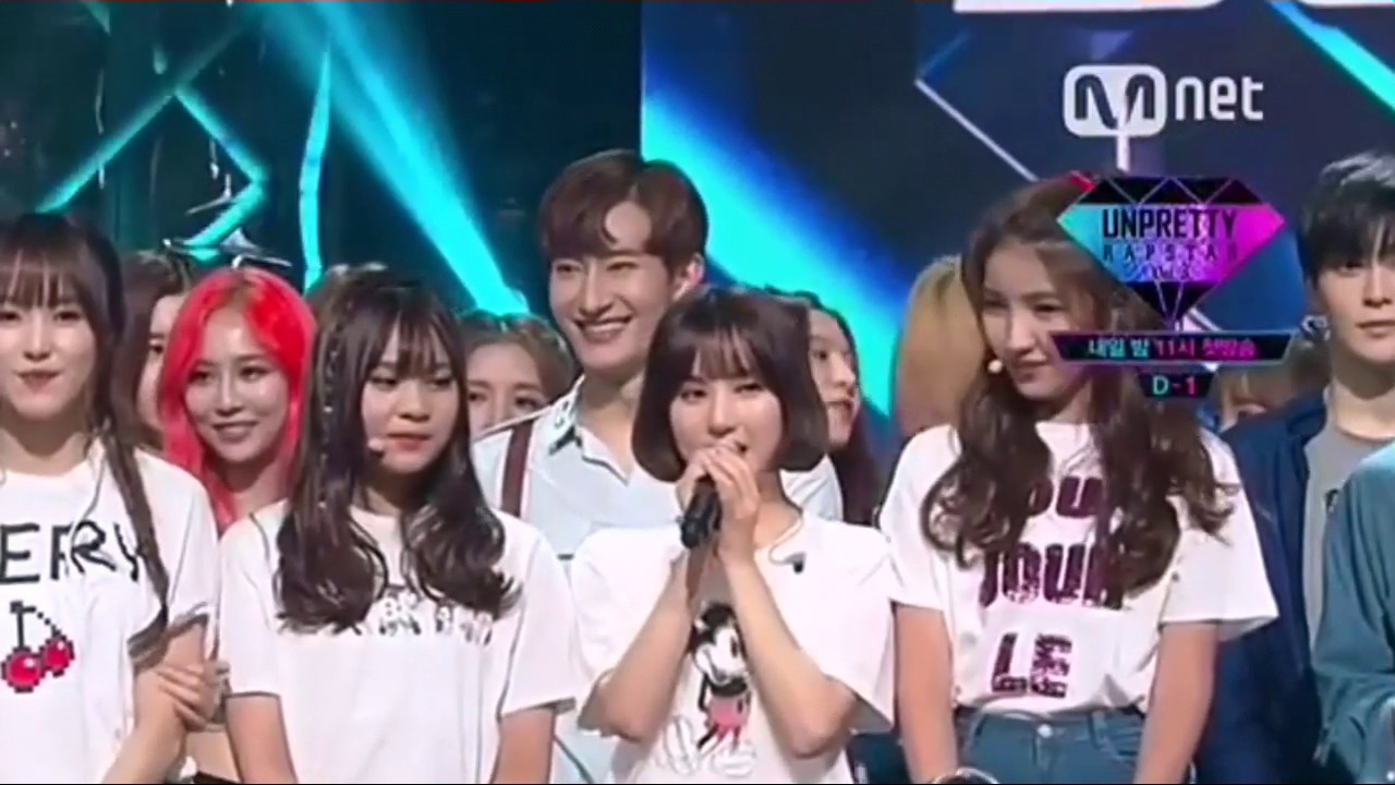 Yuju and Male Idols Moments (6)