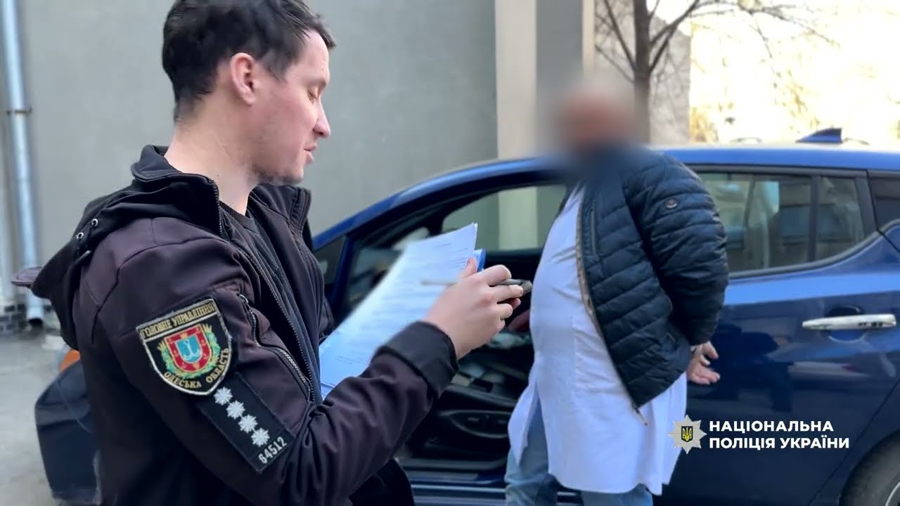 В Одесі поліцейські затримали лікаря-офтальмолога, який хотів нажитись на хворому пацієнтові
