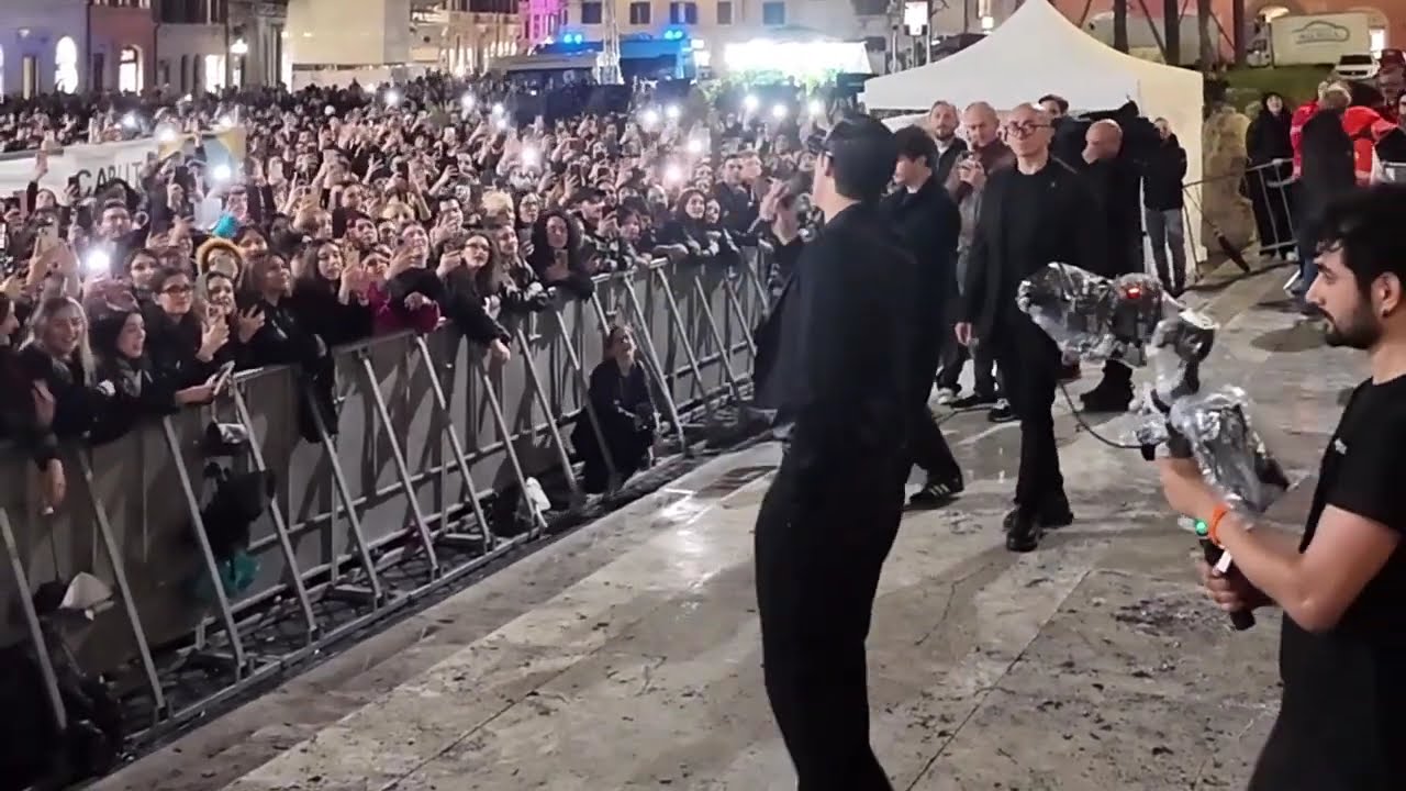Achille Lauro canta 