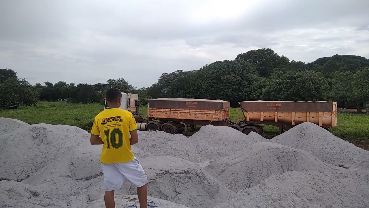 bitrem descarregando calcário