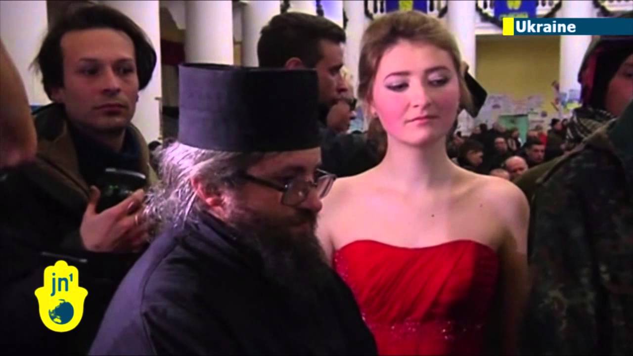Marriage in Revolutionary Ukraine: Kiev protesters exchange vows in traditional Ukrainian wedding