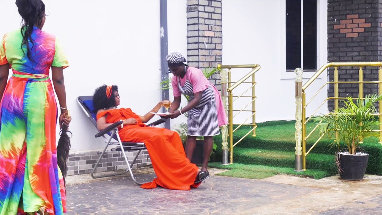Une pauvre servante du palais, maltraitée par la reine, tombe amoureuse du prince - film nigérian