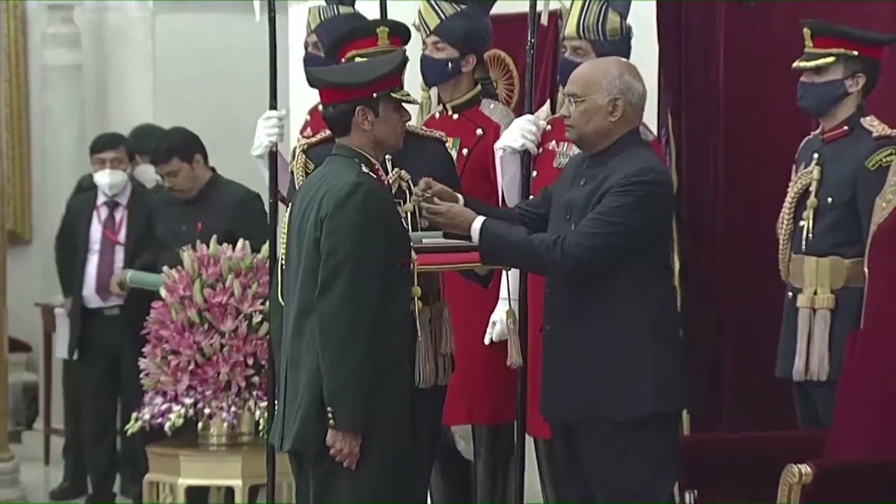 President presents Ati Vishisht Seva Medal to Major General (now Lt. General) Rajinder Dewan, VSM