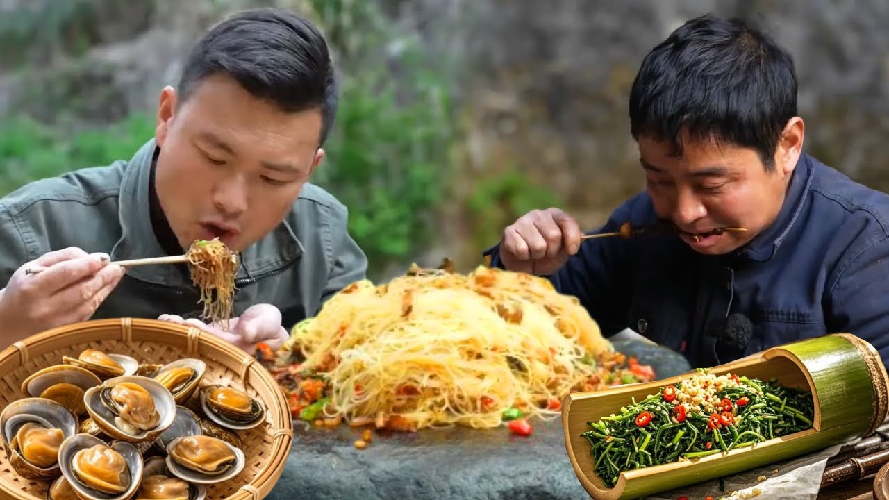 两兄弟徒手挖河蚌，泥滩里摸出肥美河蚌，现采的野菜鸭脚板还带着露水，石板河蚌粉丝和铁锅爆野菜，你更喜欢哪一个！#尝一口春天的味道#乡野春日地图