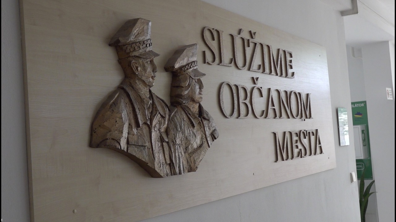 Hliadkujúcich policajtov treba viac