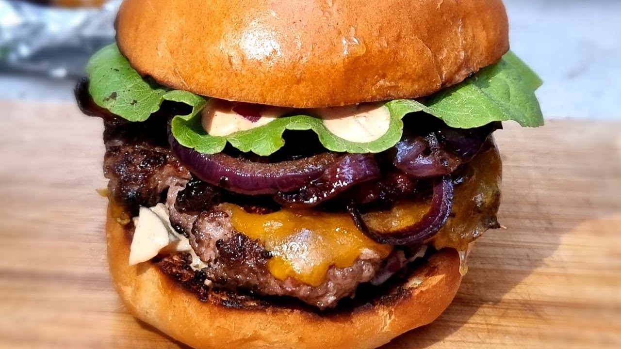 Лучший чизбургер BBQ с беконом на гриле на улице без разговоров