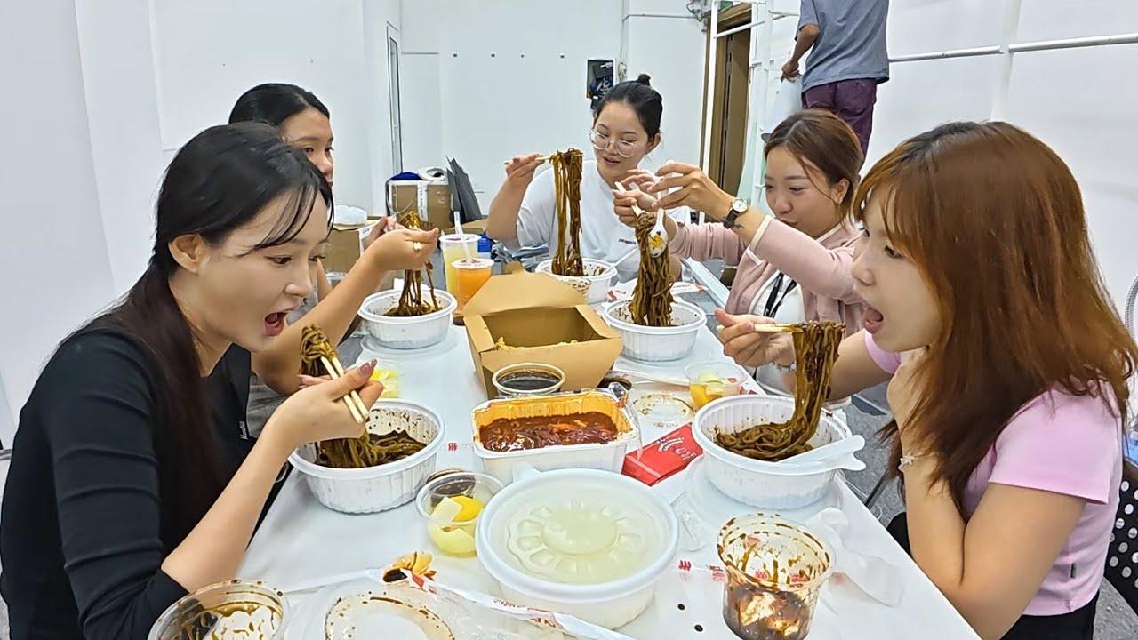 야근한 베트남 직원들에게 짜장면과 탕수육을 사줬습니다! 바로 폭풍 흡입...