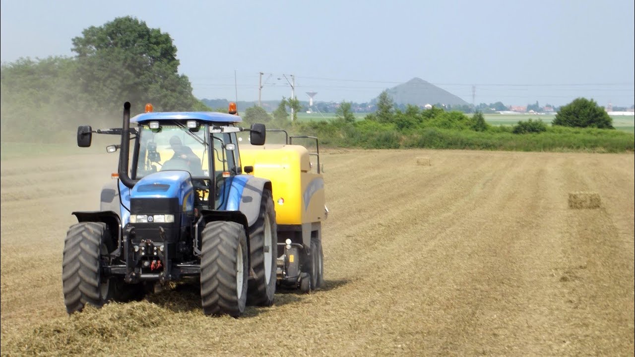 NEW HOLLAND BB 9070 au pressage des fanes de pois en 2013