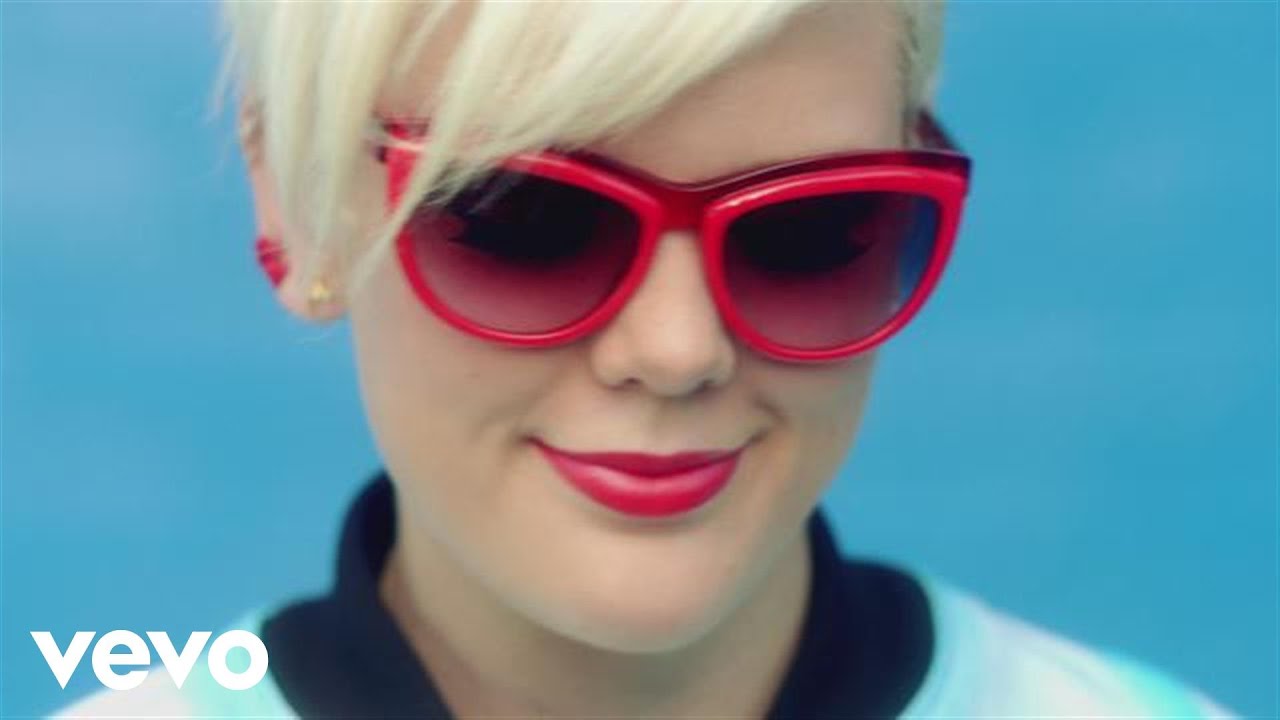 Betty Who - Somebody Loves You (Official Video)