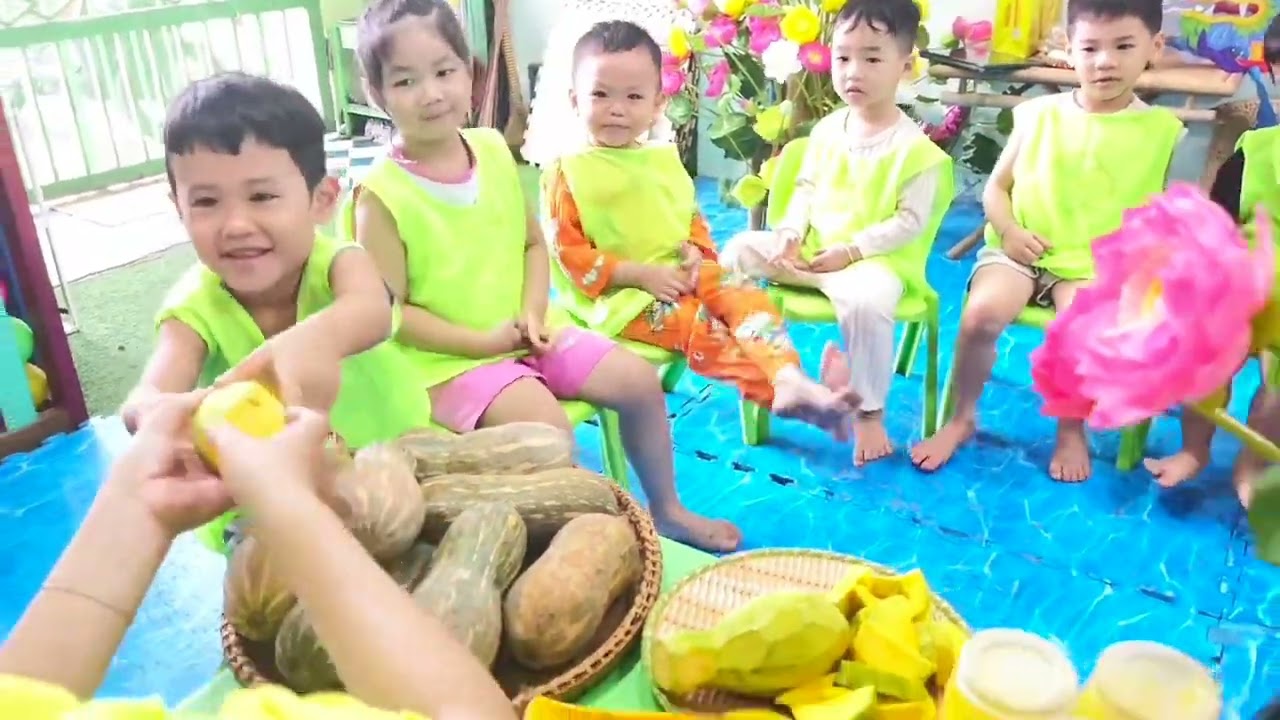 Bé khám phá quả bí đỏ