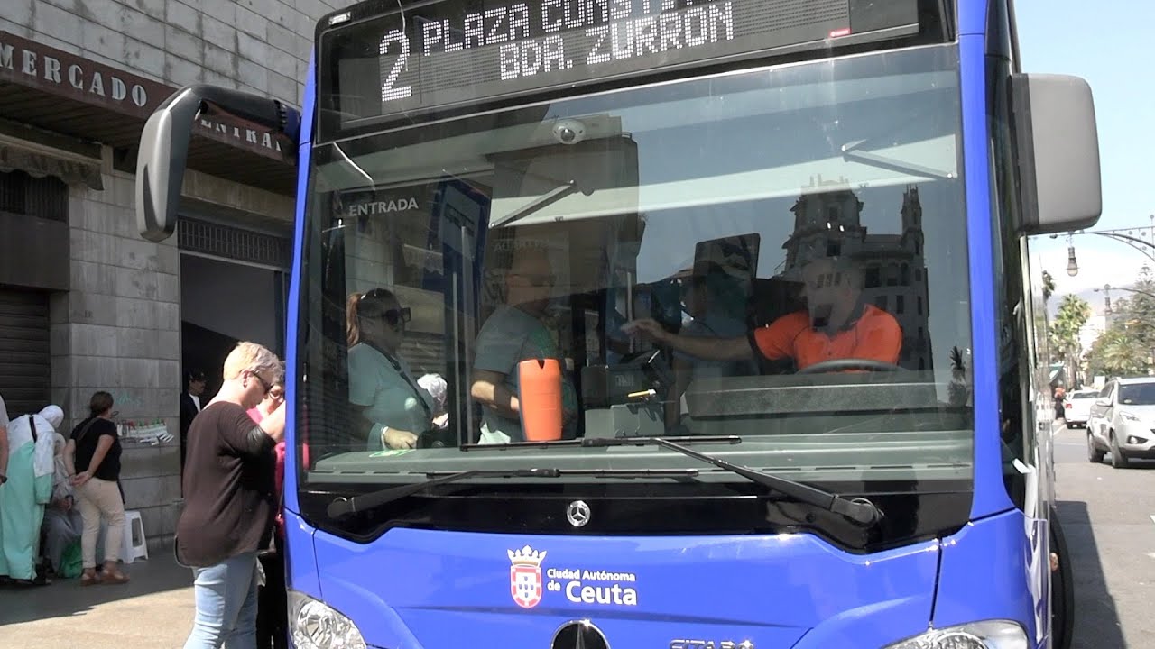 Los ceutíes, “encantados” con los nuevos autobuses híbridos
