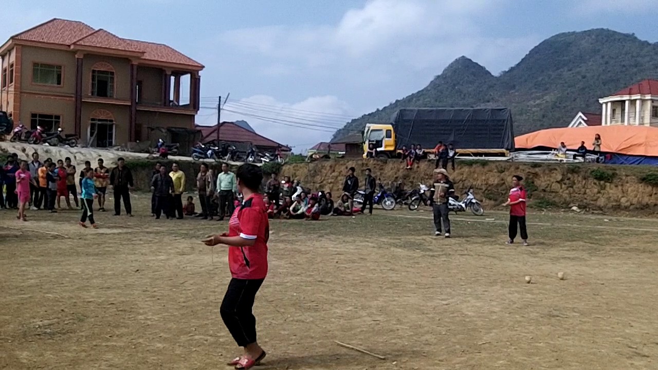 NTaus Tuj Lub (poj niam)/girl play spinning top (Hmong) Part III