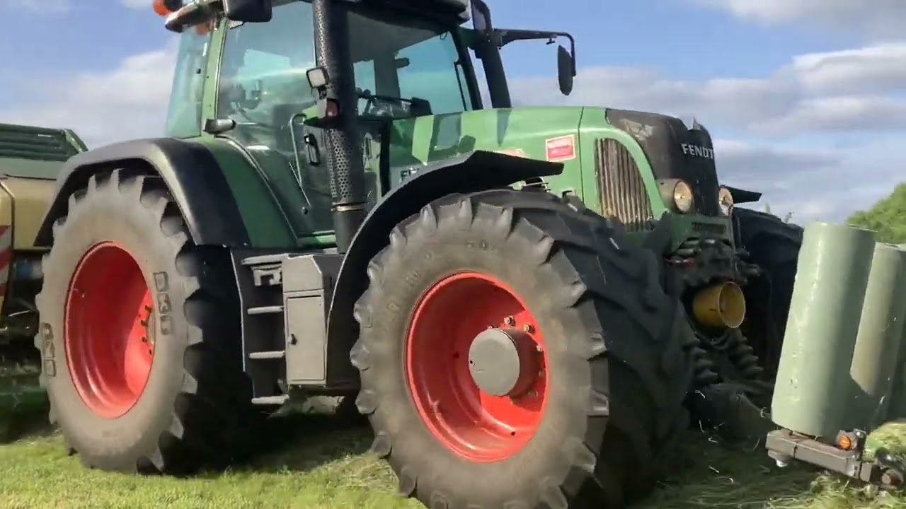 Fendt 820 beim Heulageballenpressen mit einer Krone Comprima cv 150 xc ( H und H Klemeyer)