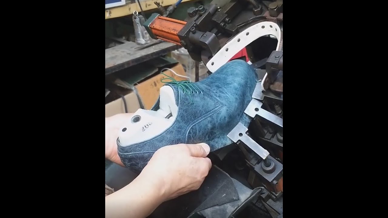 Toe lasting machine