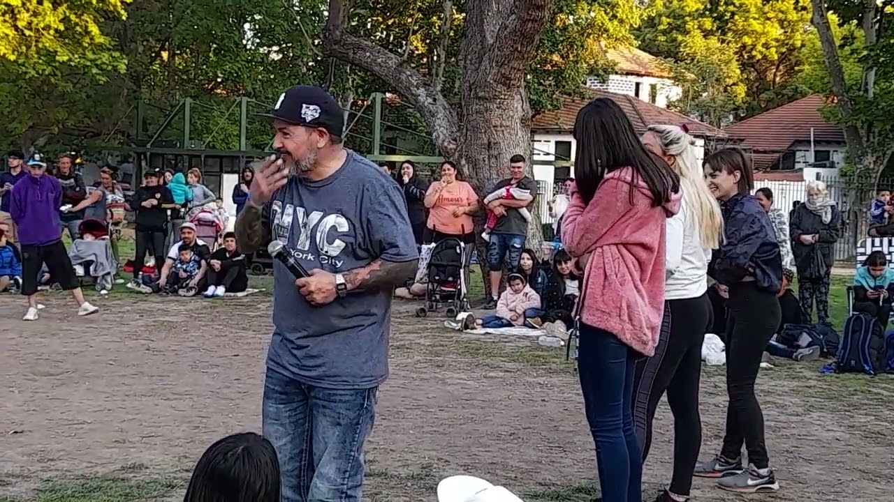 el chileno Luis flores en mataderos con cañito    el baile de la botella