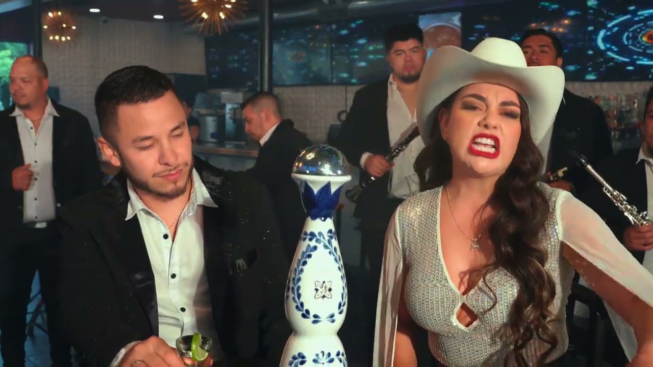 BANDA EL BAJIO / LUPITA URIBE - RECORRIENDO LAS CANTINAS (Video Oficial)