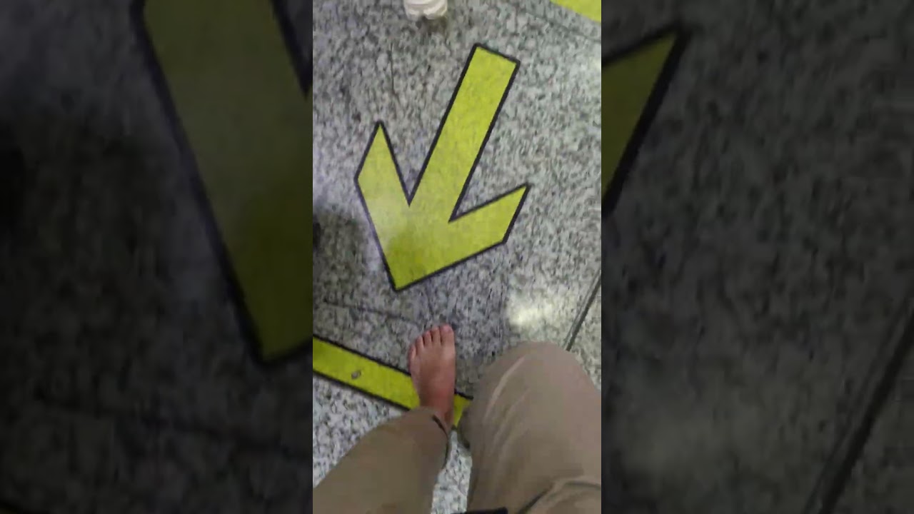 地下鉄から新幹線への乗り換えin中国　Barefoot from Subway to Bullet Train in China