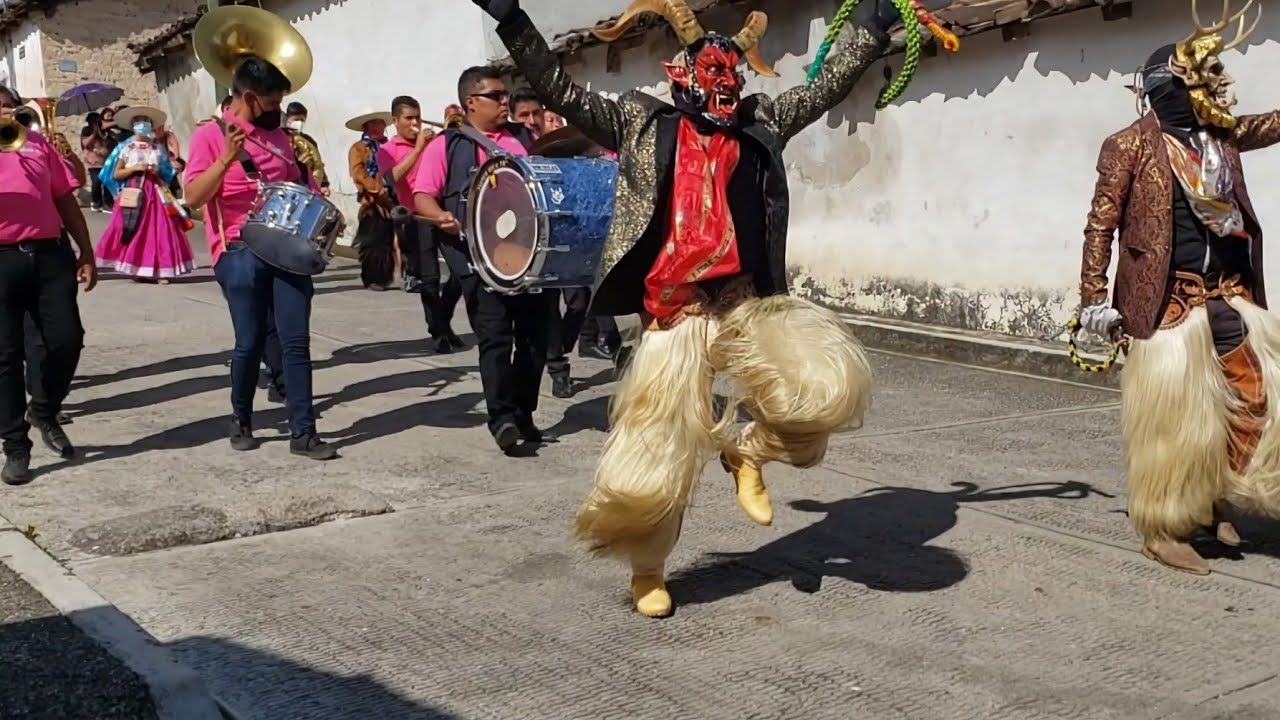 POR LAS CALLES DE TLACO-BANDA BICENTENARIO DE SANTA ROSA CAXTLAHUACA