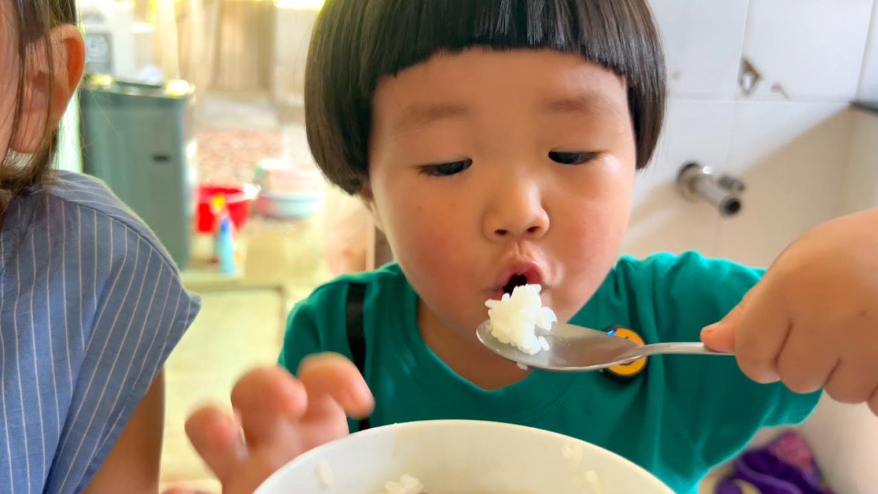 |737| 3 Na hoà tan vào Việt Nam, ngồi ghế mũ bàn nhôm ăn cơm thịt kho | Trần Tiên JP Family