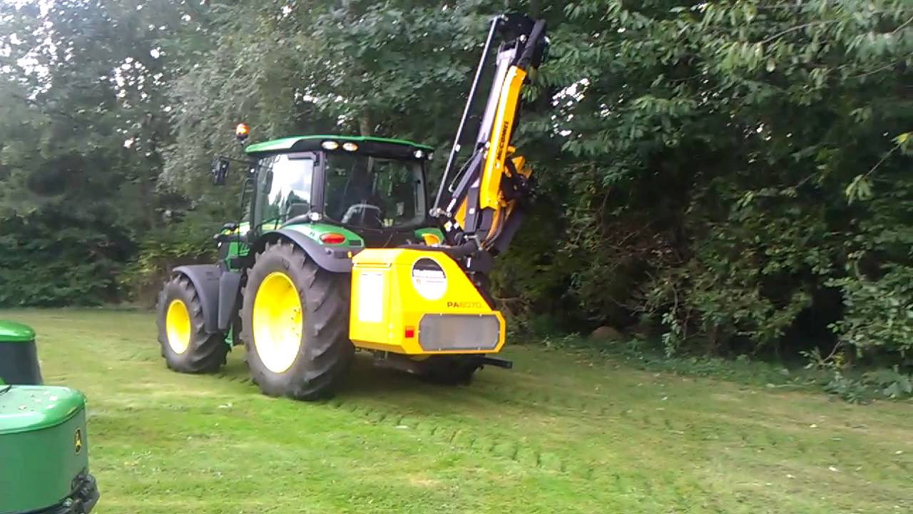 John Deere 6125R met McConnel armmaaier