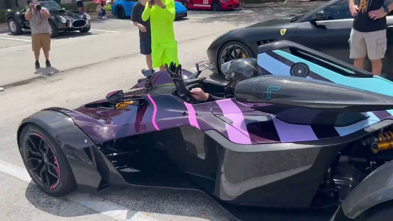 Bac Mono opuszcza pokaz samochodowy, ponieważ kierowca nosi str&oacute;j niemal jak z Formuły 1