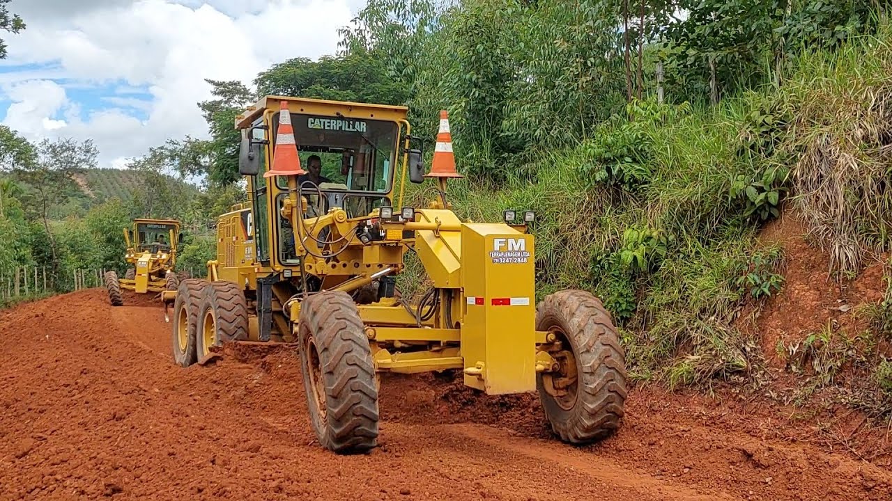 Duas motoniveladoras cat 120k abrindo estrada rural/motorgrader/