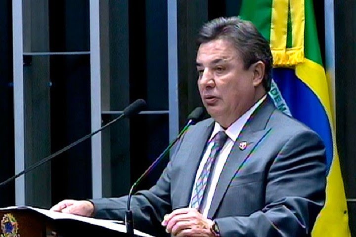 Perrella afirma que gest&atilde;o do PT &eacute; desastrosa e aponta que Brasil est&aacute; vivendo 'esculhamba&ccedil;&atilde;o'