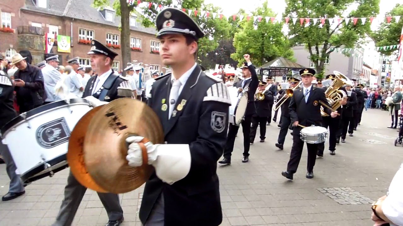 Schützenfest Dormagen 2018, Sa. Abmarsch der Musikkapellen vor dem Rathaus