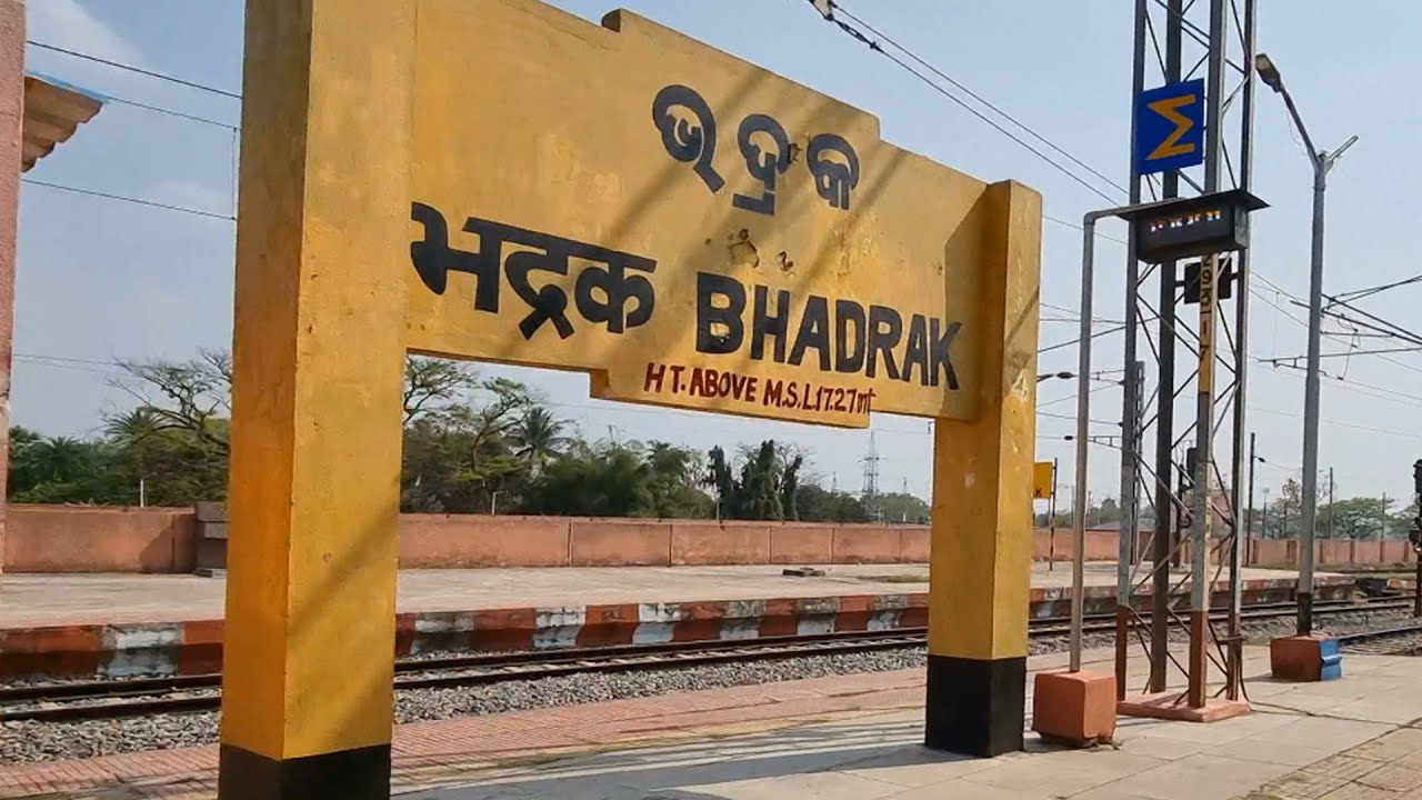 Bhadrak railway station 12821/Dhauli Express Arriving Departing, Indian Railways Video 4k ultra HD