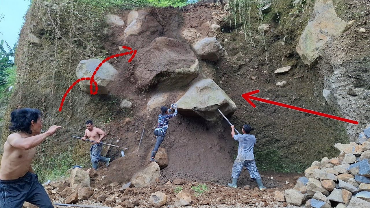 Shocked..!!! The unexpected fall of a large rock